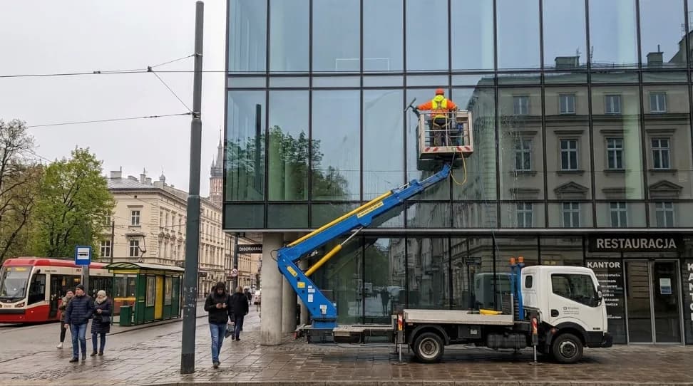 Konserwacja i czyszczenie elewacji szklanych