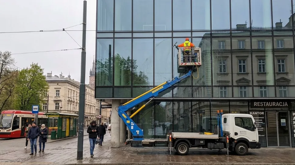 Czyszczenie elewacji szklanej biurowca w Krakowie