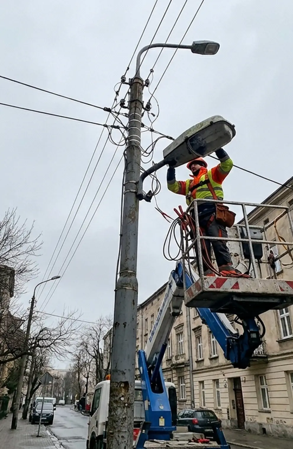 Wymiana lampy ulicznej z podnośnika koszowego